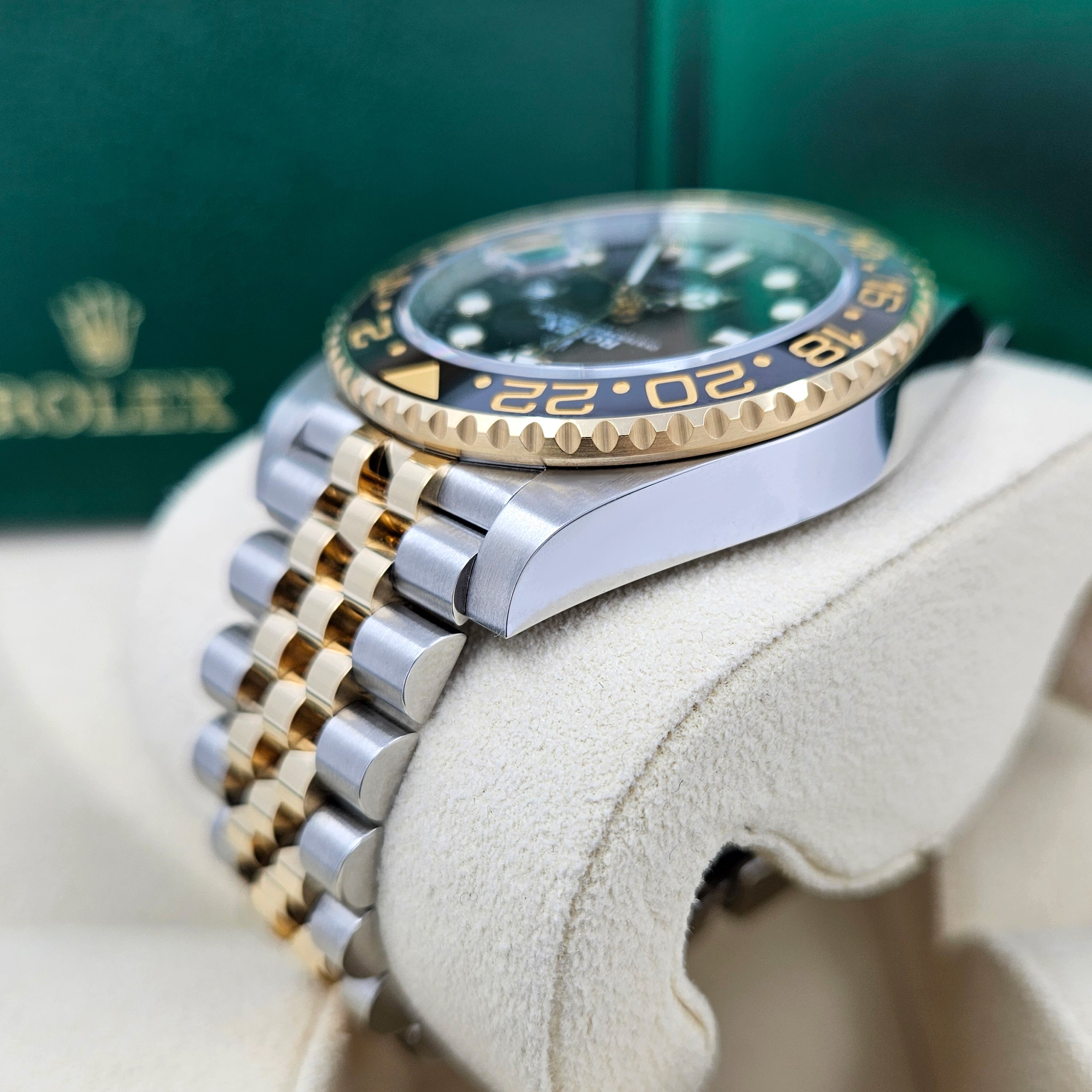 GMT-Master II, 40mm, Oystersteel and 18k Yellow Gold, Ref# 126713GRNR-0001