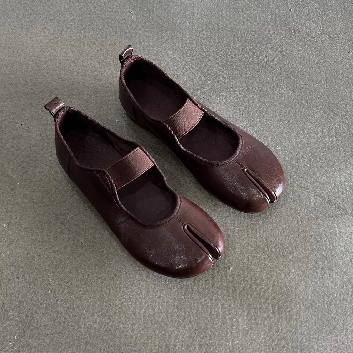 New Buckle Slip-on Flat Shoes for Women in Spring and Autumn, Japanese Split-toe Casual